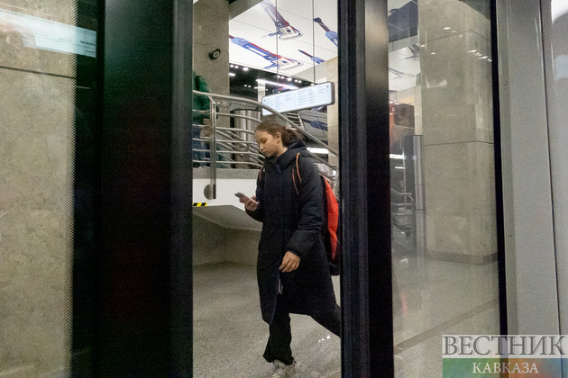 Пассажирка на станции “Сокольники“ БКЛ Московского метро