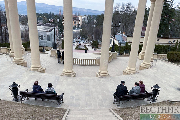 Отдыхающие у колоннады в Кисловодске