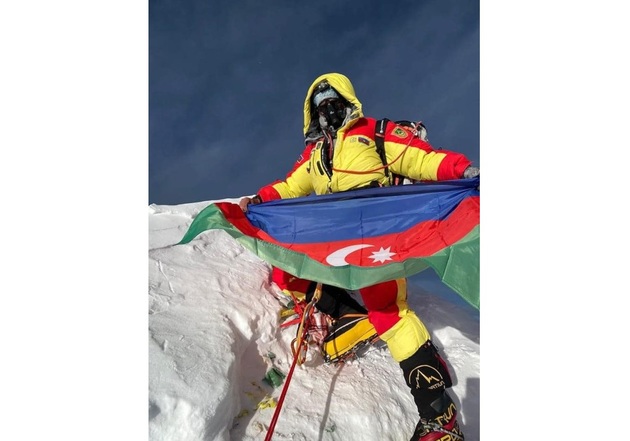 Исрафил Ашурлы развернул азербайджанский флаг на восьмитысячнике Макалу