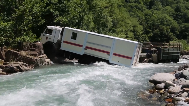 Машина с людьми застряла в реке в Абхазии