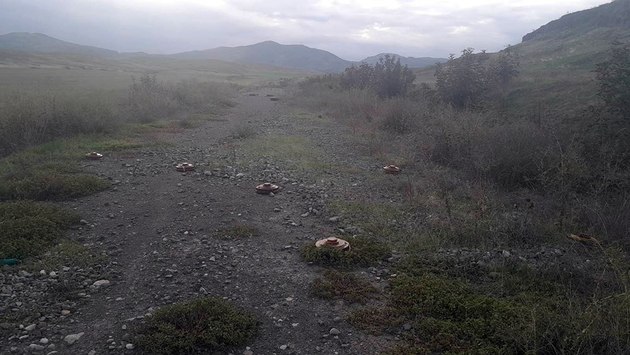 Мины-ловушки обезвреживают азербайджанские саперы в Карабахе