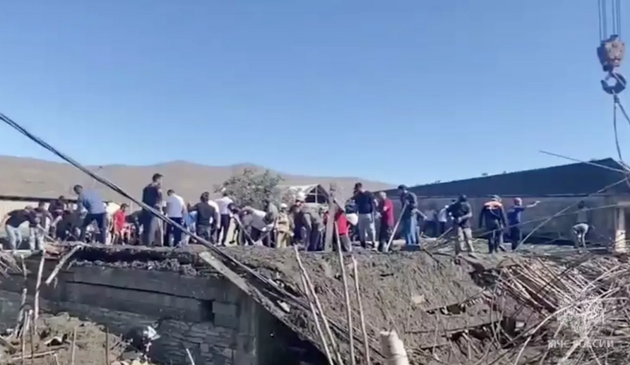 Разбор завалов рухнувшего здания в селе Карабудахкент 