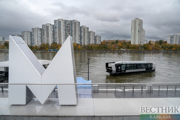 Новый речной трамвай на Москве-реке у Южного речного порта