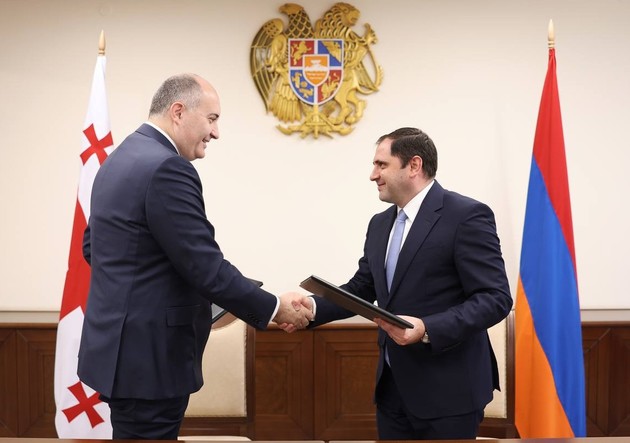 Министры обороны Грузии и Армении Джуаншер Бурчуладзе и Сурен Папикян