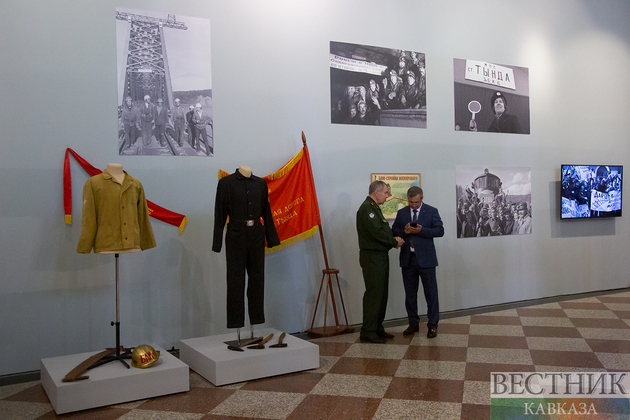 Гости выставки к 100-летию Гейдара Алиева, посвященной его роли в строительстве БАМа