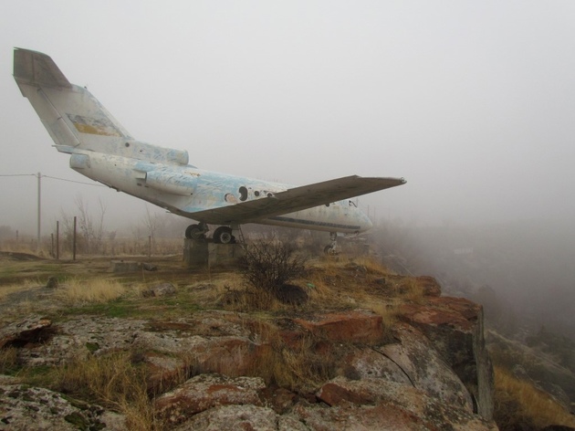 Заброшенный Аштарак: разрушенные парк развлечений, конезавод и самолет