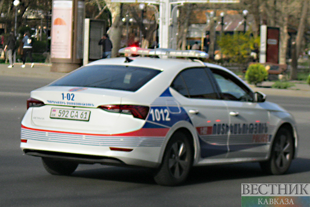 Машина вспыхнула в центре Еревана (ВИДЕО)