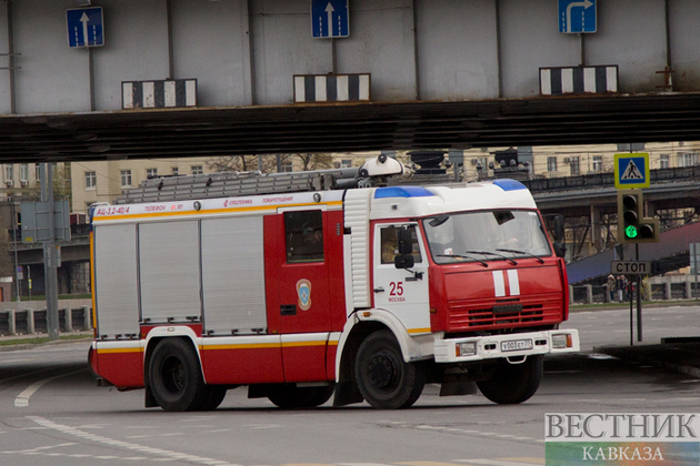 В Краснодаре тушат пожар на недостроенной парковке