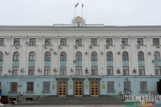 У стен парламента Крыма развернуто 40-метровое знамя Победы