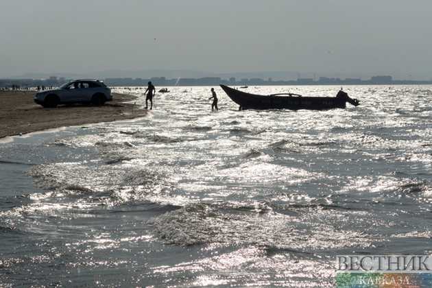 Казахстанские спасатели вызволили из Каспия двух рыбаков