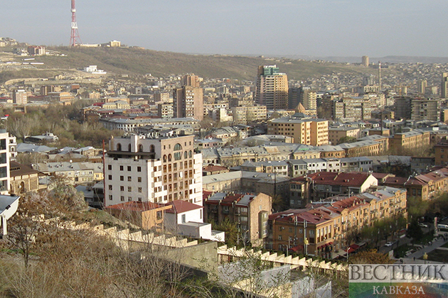 В Ереване водитель BMW сбил насмерть пожилую женщину и трехлетнего ребенка 