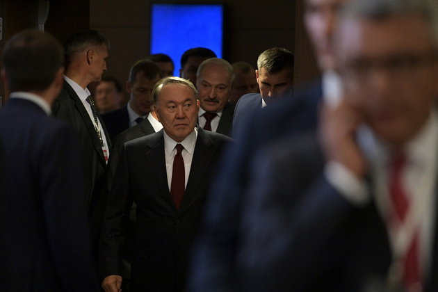 Назарбаев: курс тенге снижаться не будет