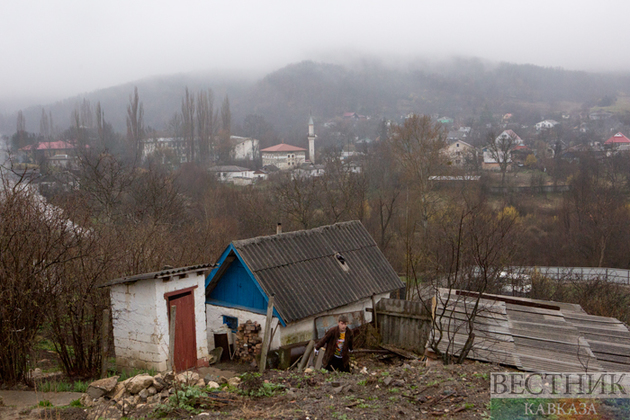 Главу поселка обвинили в смерти ребенка от качелей в Крыму