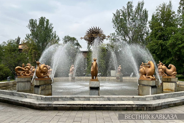 Два КамАЗа и DAF столкнулись в пробке в Алматы: есть пострадавший