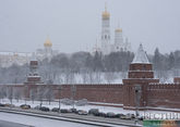 Москву укрыл пятничный снег