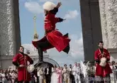 Шествие представителей Кавказа и Юга России прошло на свадебном фестивале на ВДНХ в Москве