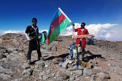 Азербайджанские спортсмены взошли на высочайшую гору в Андах