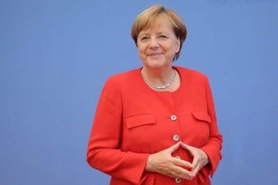 Меркель поздравила Зеленского с победой на президентских выборах