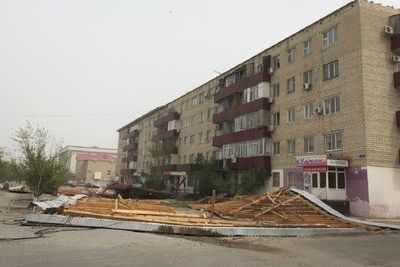 В Атырауской области ветер сорвал крышу школы и пятиэтажного дома