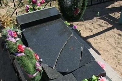 Вандалы уничтожили часть надгробий на астраханском кладбище