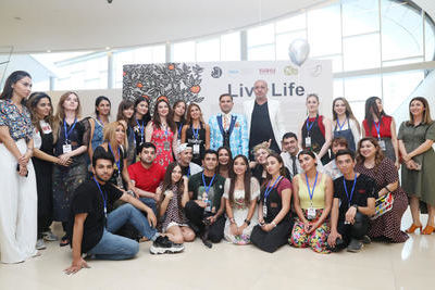 Лейла Алиева встретилась со студентами, проходящими летнюю практику на выставке Live Life