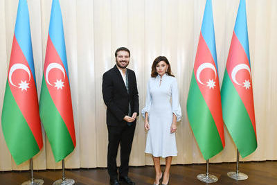 Мехрибан Алиева вручила почетный диплом президента Азербайджана Сами Юсуфу