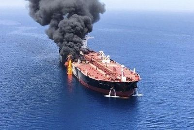 Команде атакованного иранского танкера удалось остановить утечку нефти - СМИ