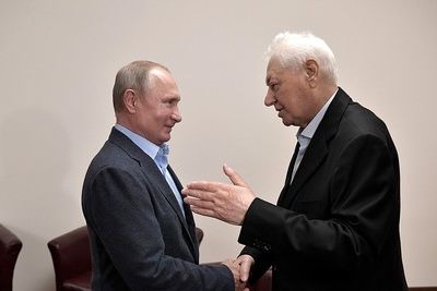 Владимир Путин присвоил Магомедали Магомедову звание Героя Труда 