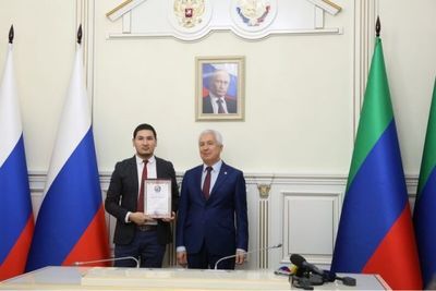 Глава Дагестана вручил сертификаты грантовым победителям
