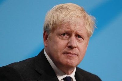 Британский премьер не смог выйти из машины перед конференцией по Ливии (ВИДЕО)