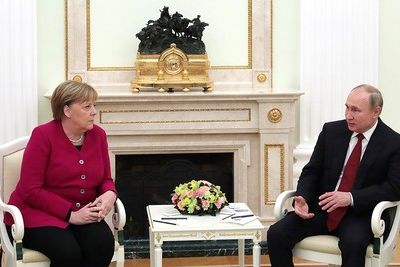 Меркель позвонила Путину перед конференцией по Ливии в Берлине