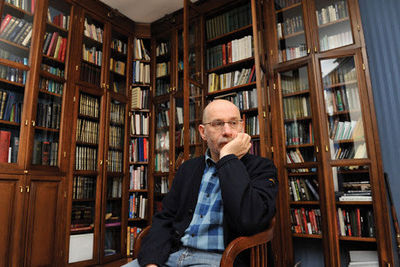 Писатель Борис Акунин, заболевший коронавирусом, призвал не паниковать