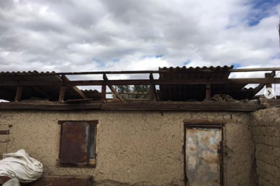Ветер лишил крыши жителей 30 домов в селе в Восточном Казахстане
