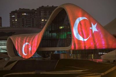 Центр Гейдара Алиева окрасился в цвета флага Турции (ВИДЕО)