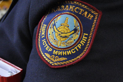 Водитель в Нур-Султане протаранил шлагбаум посольства России