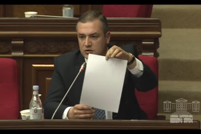 Оппозиционер подарил Пашиняну чистый лист для заявления об отставке (ВИДЕО)