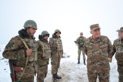 Министр обороны Армении посетил границу с Азербайджаном