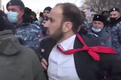 Протестующие в Ереване пустили в ход яйца, депутат – мат (ВИДЕО)