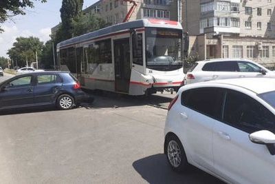 Новочеркасский трамвай снес три иномарки