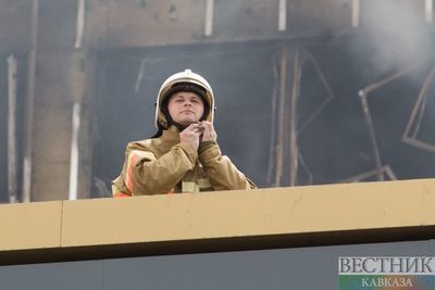 Узбекские пожарные тушили жилую высотку в Ангрене
