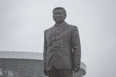 Памятник олимпийскому чемпиону по борьбе открыли в Нур-Султане
