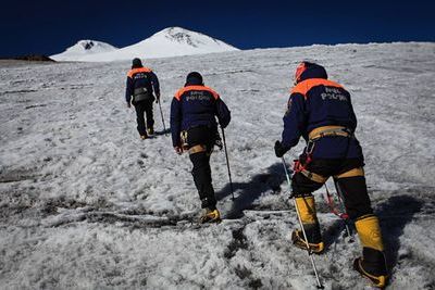 Спасатели вышли на помощь лыжнику, повредившему ногу на склоне Эльбруса