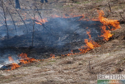 В горах Карачаево-Черкесии тушат горящую траву