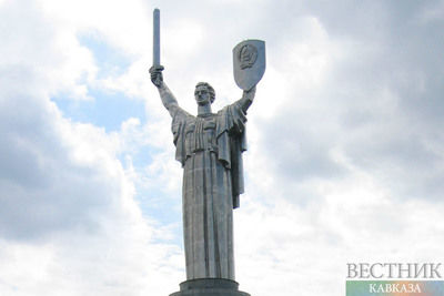 Украина откажется от герба СССР на щите у Родины-матери