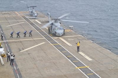 Строящийся флагман ВМС Турции Anadolu впервые принял боевые вертолеты