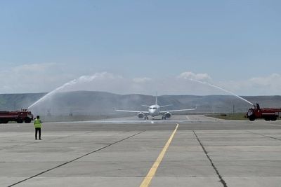 Самолет из Ульяновска встретили в Дагестане водной аркой