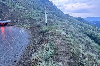 Грузовик опрокинулся в кювет в горах Дагестана, есть погибший