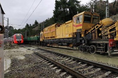 Оползень перекрыл часть железнодорожных путей в Сочи