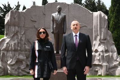 Президент Азербайджана и первая леди страны отдали почести создателю государства