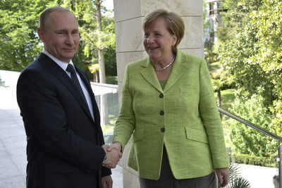 Признание Меркель в любви Путину в программе «Международная пилорама» 